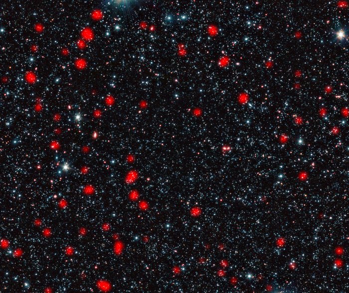 Starburst-Galaxien Weiter Blick in den Kosmos mit einer Vielzahl leuchtender Galaxien. Starburst-Galaxien erscheinen rot, sie sind zahlreich über den gesamten Raum verteilt.
