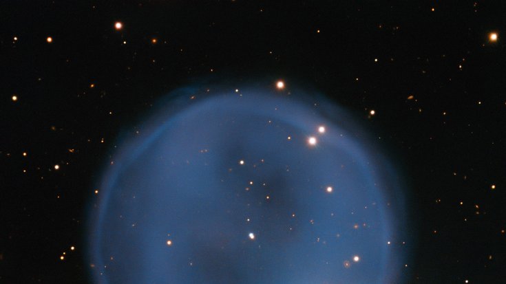 Der Planetarische Nebel Abell 33 aufgenommen mit dem Very Large Telescope der ESO, Bildquelle: ESO; Lizenz: gemäß den Bedingungen der Quelle Eine kreisförmige Atmosphärenblase vor dem dunklem Sternenhintergrund des Weltalls. Am unteren rechten Rand der Blase leuchtet ein heller, kleiner Stern.