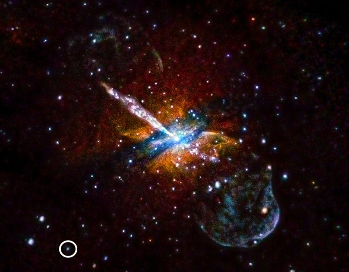 NGC 5128 Diffuses Objekt hinter vielen Sternen. Ein punktförmiges Objekt mit Kreis markiert.