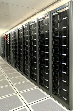 Foto zahlreicher nebeneinander gestellter Schränke, in denen sich Computer befinden.