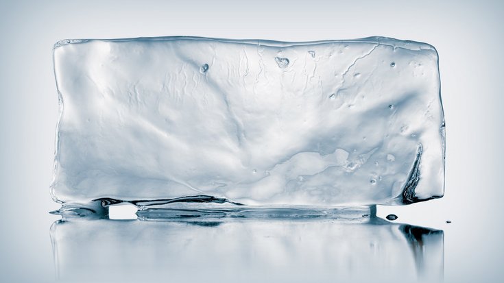 Ein nahezu transparenter Eisblock
