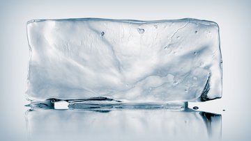 Ein nahezu transparenter Eisblock