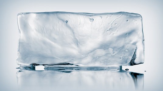 Ein nahezu transparenter Eisblock