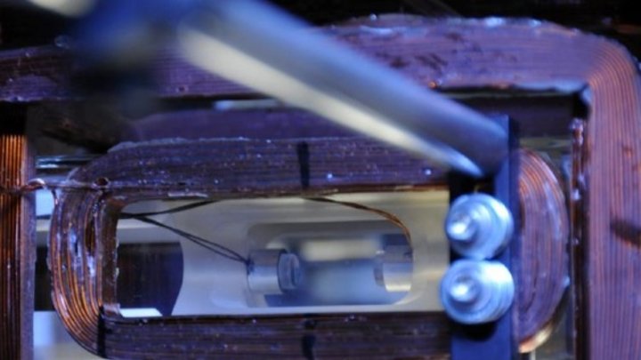 Blick in die etwa zwei Zentimeter kleine Falle für die tiefgekühlten Rubidiumatome zwischen zwei filigranen Spiegeln. Bild: NIST, Burrus