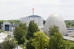 In der Ansicht befindet sich das sogenannte Atom-Ei im Vordergrund, eine eiförmige Kuppel, in dem die inzwischen stillgelegte Forschungs-Neutronenquelle I betrieben wurde. Im Hintergrund befindet sich das Gebäude, das den Forschungsreaktor FRM II beherbergt, an dem mithilfe von Neutronen verschiedene Materialien wie etwa Brennstoffzellen untersucht werden können.
