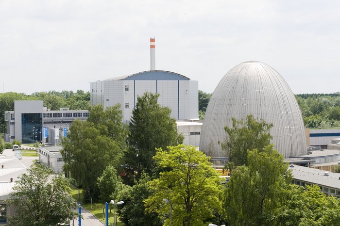 In der Ansicht befindet sich das sogenannte Atom-Ei im Vordergrund, eine eiförmige Kuppel, in dem die inzwischen stillgelegte Forschungs-Neutronenquelle I betrieben wurde. Im Hintergrund befindet sich das Gebäude, das den Forschungsreaktor FRM II beherbergt, an dem mithilfe von Neutronen verschiedene Materialien wie etwa Brennstoffzellen untersucht werden können.