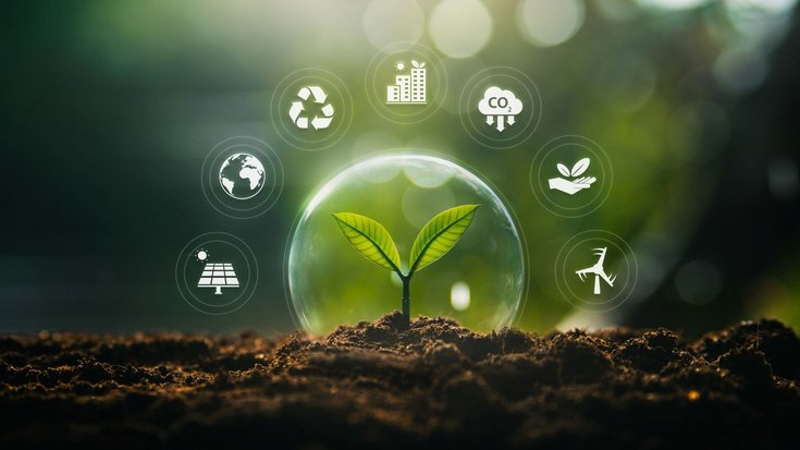 Das Bild zeigt Erde, aus der eine zweiblättrige Jungpflanze wächst, die von einer Blase umgeben ist. Die Blase umgeben sieben Icons, die unter anderem die Erde, ein Windrad, Solarpanels und eine Wolke zeigen.
