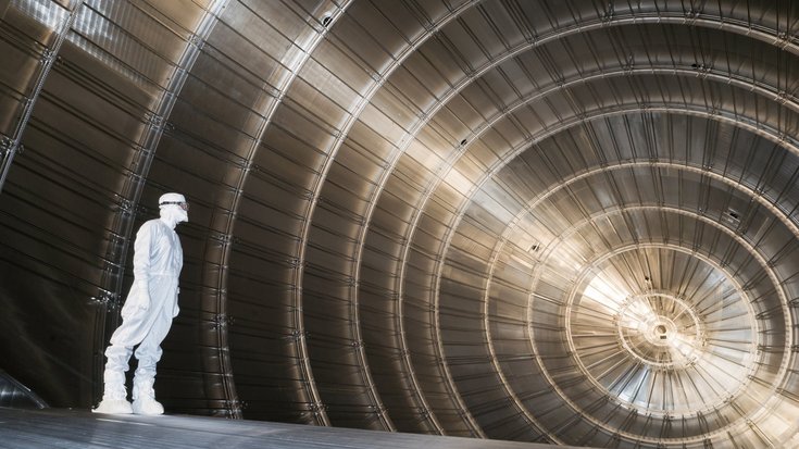 Blick ins Innere des Vakuumtanks von KATRIN: 23000 feine Drähte durchziehen den 10 mal 24 Meter großen Edelstahltank.