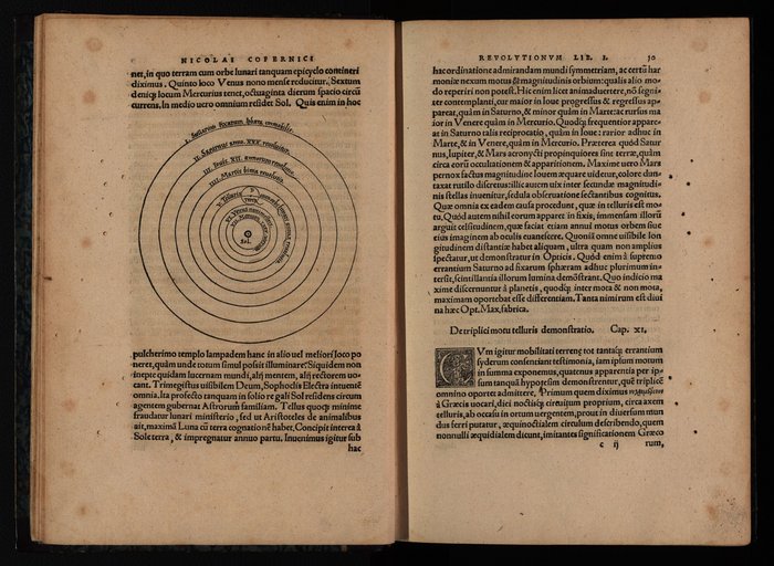 Foto einer Buchseite mit dem heliozentrischen Weltbild: Die Sonne befindet sich in der Mitte, darum herum konzentrische Kreise, die beschriftet sind mit Sonne, Mond und den Planetennamen