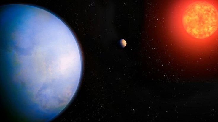 Künstlerische Darstellung der Exoplaneten Gliese 251 b und c vor ihrem Stern | Bildquelle: Illustration by University of California Irvine Ein großer blauer Planet im Vordergrund, im Hintergrund ein rot leuchtender Stern, dazwischen ein sehr viel kleinerer brauner Himmelskörper