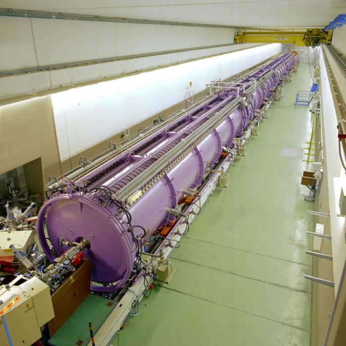 Linearbeschleuniger UNILAC Beschleunigerröhre mit einer Länge von 120 Metern in der Experimentierhalle.
