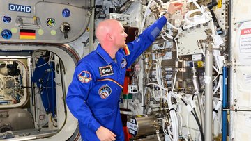 Der Astronaut Alexander Gerst vor einem großen Schaltschrank