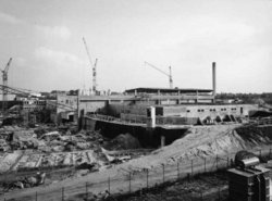 Historisches Foto einer großen Baustelle mit zahlreichen Kränen