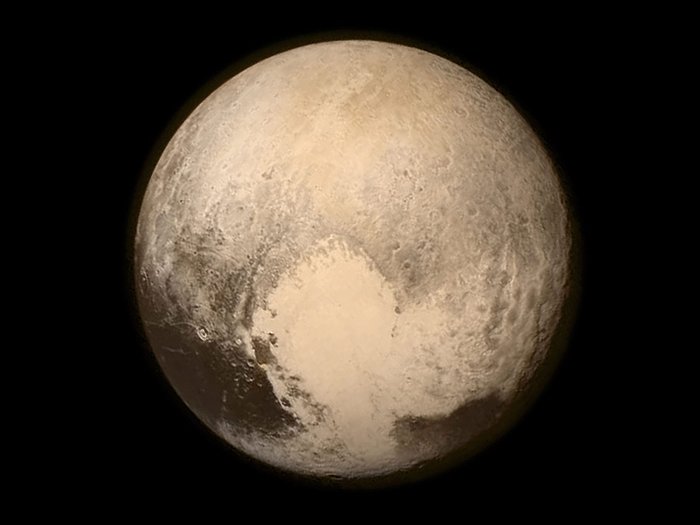 Der Zwergplanet Pluto Ein rötlicher, runder Körper mit helleren und dunkleren Flächen auf der Oberfläche.