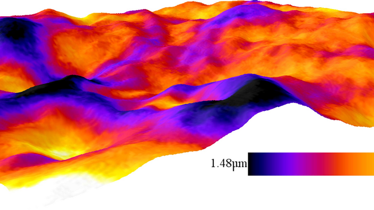 Höhenprofil einer Fläche mit Mulden und Erhebungen, eine Skala zeigt Höhen von 1,48 bis 4,00 Mikrometer an.