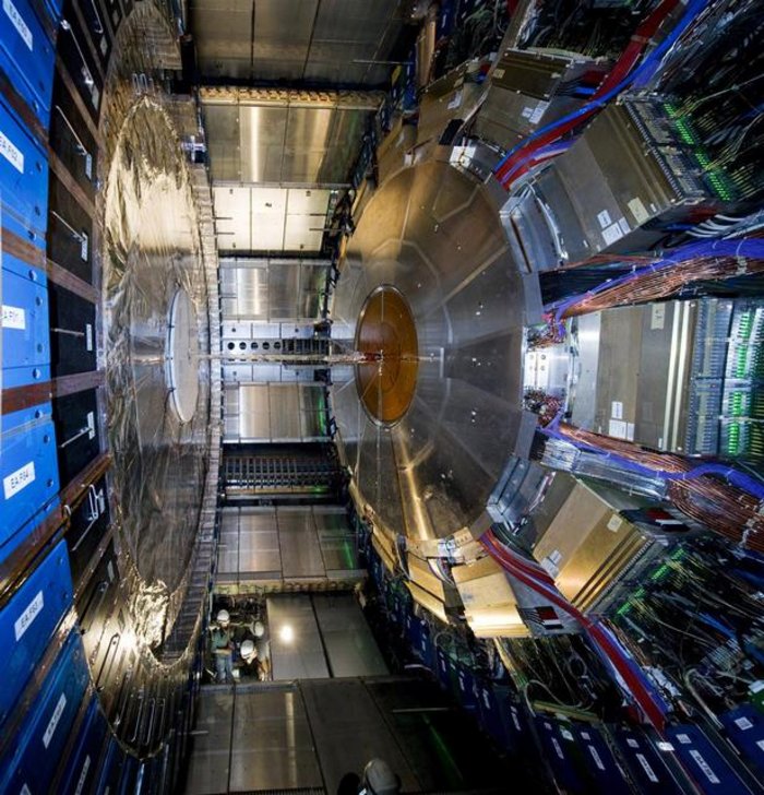 ATLAS-Experiment am CERN Der ATLAS-Detektor hat die Form eines Zylinders und misst im Querschnitt über zwanzig Meter.