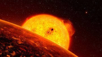 Vordergrund: glühender Planet, Hintergrund: großer sonnenähnlicher Stern