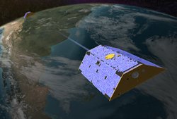 Computergrafik. Vor dem Hintergrund der Erde fliegt im Vordergrund ein prismenförmiger Satellit, oben ganz von Solarzellen bedeckt. Die Kommunikation mit seinem identischen Partnersatelliten, klein im Hintergrund, ist durch einen hellen Strahl zwischen den Satelliten angedeutet.
