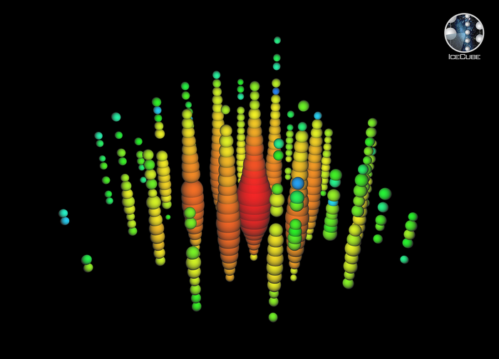 Detektorspur eines hochenergetischen Neutrinos Vor dunklem Hintergrund sind an verschiedenen Strängen mehrere kugelförmige Gebilde zu sehen.