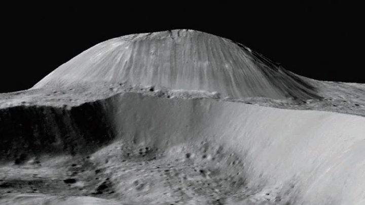 Kuppelförmiger Berg, im Vordergrund ein großer Krater