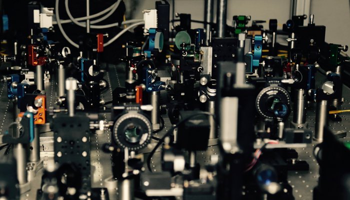 Aufbau des Experiments Verschiedene Spiegel und Objektive auf einer Versuchsplattform