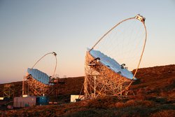 Zwei Metallkonstruktionen tragen die segmentierten Spiegel. Beide Teleskope blicken in die gleiche Richtung. Beleuchtet von der tiefstehenden Sonne.