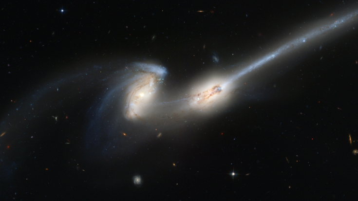 Verschmelzung zweier Galaxien | Quelle: NASA Das Bild zeigt zwei helle Galaxien, die miteinander verschmelzen.