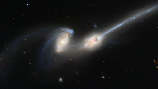 Das Bild zeigt zwei helle Galaxien, die miteinander verschmelzen.