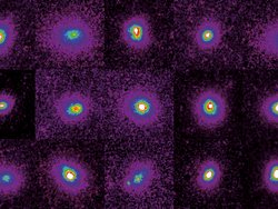 Zehn kleine Bilder einzelner Galaxien: In der Mitte ein weißer leuchtender Fleck um den sich kreisfömig farbige Bänder ausbreiten.