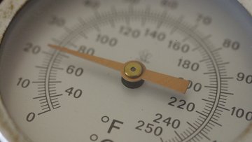 Thermometer mit Zeiger und zwei kreisrunden Skalen in Grad Celsius und Fahrenheit
