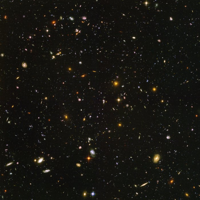 Ausschnitt aus dem Hubble Ultra Deep Field Eine große Zahl unterschiedlicher Galaxien.