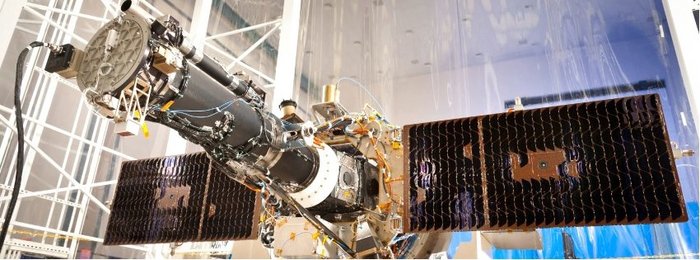 Foto des Weltraumteleskops IRIS bestehend aus zylindrischem Körper mit zwei senkrecht dazu abstehenden rechteckigen Fotovoltaikpanelen.