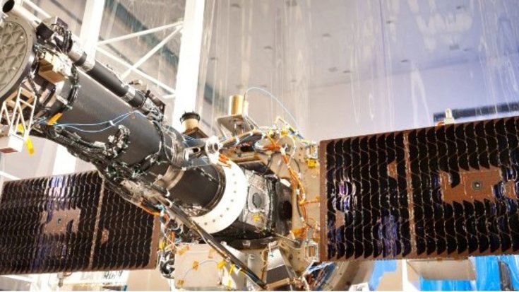 Weltraumteleskop IRIS vor dem Start, Bildquelle LMSAL/NASA; Lizenz: gemäß den Bedingungen der Quelle Foto des Weltraumteleskops IRIS bestehend aus zylindrischem Körper mit zwei senkrecht dazu abstehenden rechteckigen Fotovoltaikpanelen