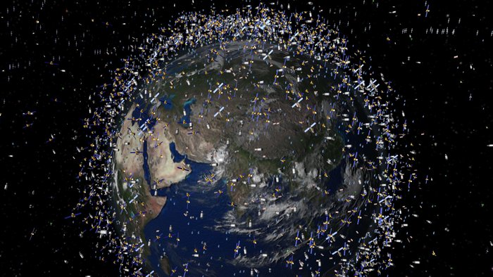 Die künstlerische Darstellung zeigt nicht maßstabsgetreu die Verteilung von Weltraumschrott in der Form von größeren und kleineren Trümmern sowie ganzen Satelliten, die zwar intakt aussehen, aber nicht mehr ansteuerbar sind. Diese befinden sich in niedrigen Erdumlaufbahnen bis zu 2000 Kilometer über der Erdoberfläche.