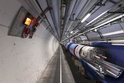 In einem Tunnel ist ein Teil des Beschleunigerrings des LHC zu sehen.