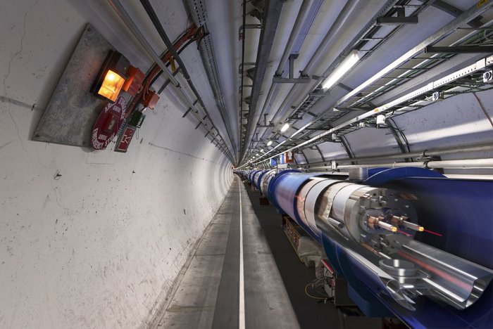 Der LHC beschleunigt neben Protonen auch Bleiionen In einem Tunnel ist ein Teil des Beschleunigerrings des LHC zu sehen.