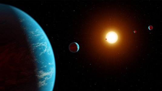 Auf der Illustration sind mehrere Exoplaneten zu sehen, die um ihre Sonne kreisen.