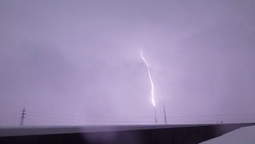 Blitz geht von einer Antenne aus und strahlt in den Nachthimmel