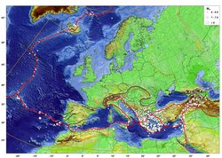 Das Bild zeigt eine Europakarte, auf der zusätzlich Plattengrenzen im Atlantik sowie entlang der Küsten Nordafrikas, Südeuropas sowie Osteuropas und des Nahen Ostens zu sehen sind. Bruchstörungen sind zum Beispiel entlang der Alpen eingezeichnet. Bisherige Beben sind mit weißen Punkten markiert, starke Häufungen von Beben treten beispielsweise in Italien und Griechenland auf.