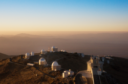 Luftaufnahme von La Silla im südlichen Teil der Atacamawüste. Hier, 2400 Meter über dem Meeresspiegel, entstand das erste Observatorium der ESO. Neben einem 3,6-Meter-Teleskop und dem New Technology Telescope (NTT) finden sich hier auch kleinere nationale Teleskope. 