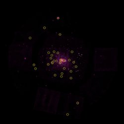 Schwarzer Hintergrund mit 35 gelb eingekreisten hellen Punkten. In der Mitte häufen sich die hellen Punkte. Ein blauer Kreis umrundet das Zentrum der Galaxie.