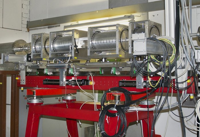 Aufbau von PRIOR Experimentaufbau mit Stahlröhren auf einem Gerüst, die in mehrere Segmente unterteil sind.