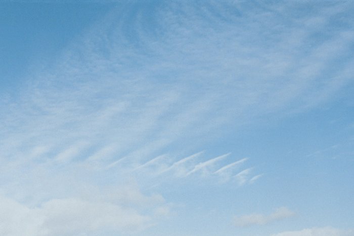 Himmel mit regelmäßig in Bändern angeordneten Haufenwolken.