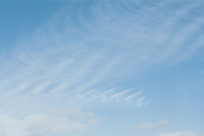 Auch Wolken kennen eine Ordnung Himmel mit regelmäßig in Bändern angeordneten Haufenwolken.