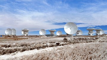 Einzelantennen des ALMA-Teleskops in der chilenischen Atacamawüste
