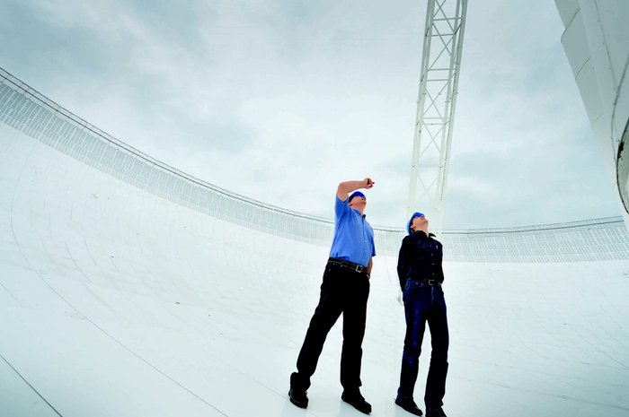 In der Schüssel eines Radioteleskops Michael Kramer und Norbert Wex stehen im inneren eines Radioteleskops.