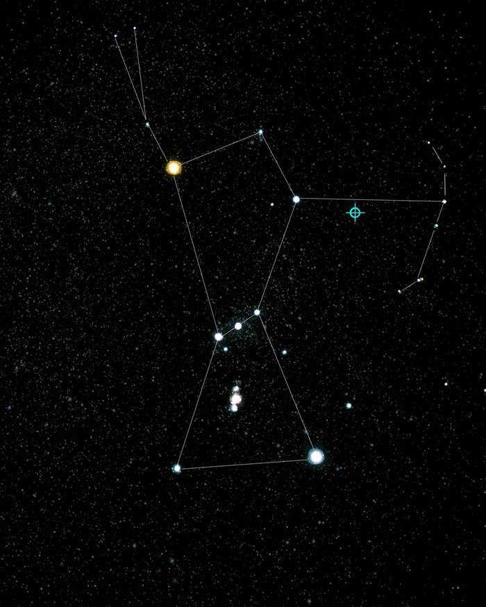 Das Bild zeigt den Sternenhimmel. Das Sternbild Orion und die Galaxie TXS 0506+056 sind mit Kreisen markiert.