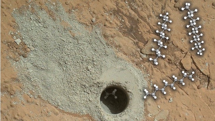 Bohrloch im Cumberland-Felsen auf dem Mars | Bildquelle: NASA/JPL-Caltech/MSSS, Caroline Freissinet Kreisrunde Bohrloch in einem Felsen auf dem Mars. Um das Loch verteilt ist feiner Sand vom Bohren. Darin und darüber sind lange Molekütten skizziert.