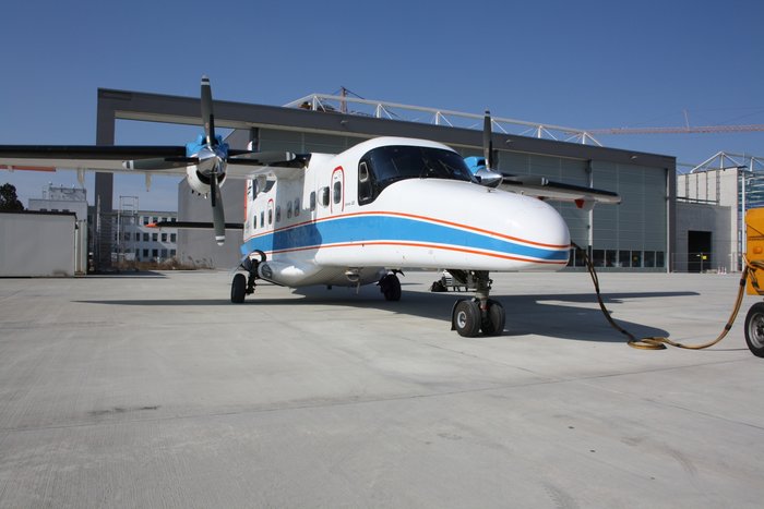 Forschungsflugzeug des Deutschen Zentrums für Luft- und Raumfahrt Bild. Kleines Flugzeug mit einem Propeller an jedem Flügel.