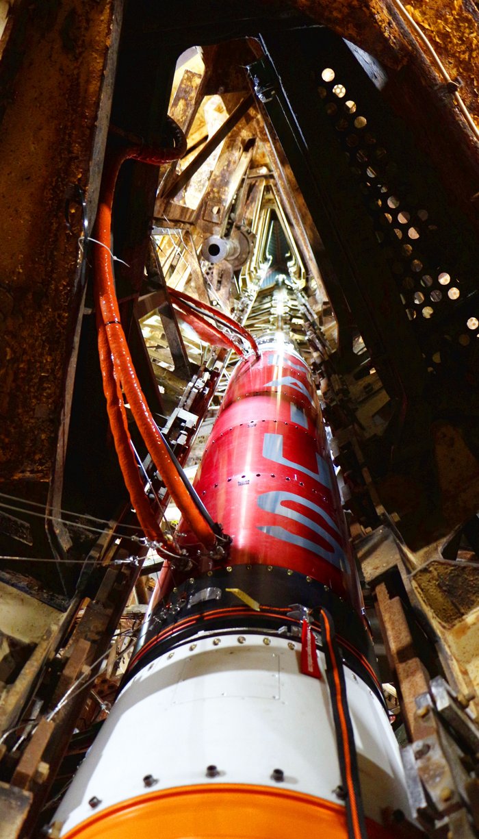 Nutzlast in der Startvorrichtung Lange metallene Röhre in einem Stahlgestell